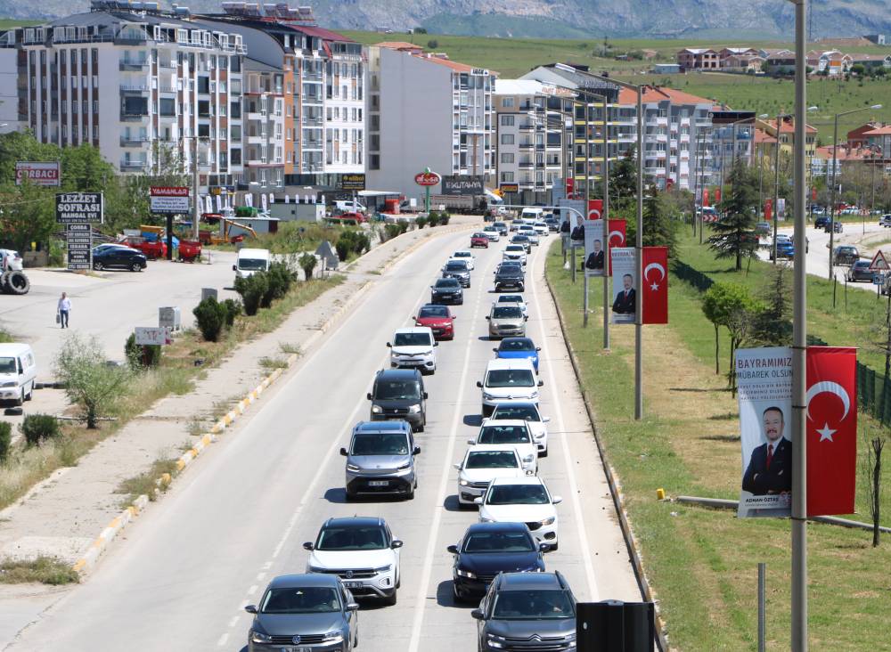 Afyonkarahisar-Antalya kara yolunda 'tatil d&ouml;n&uuml;ş&uuml;' yoğunluğu