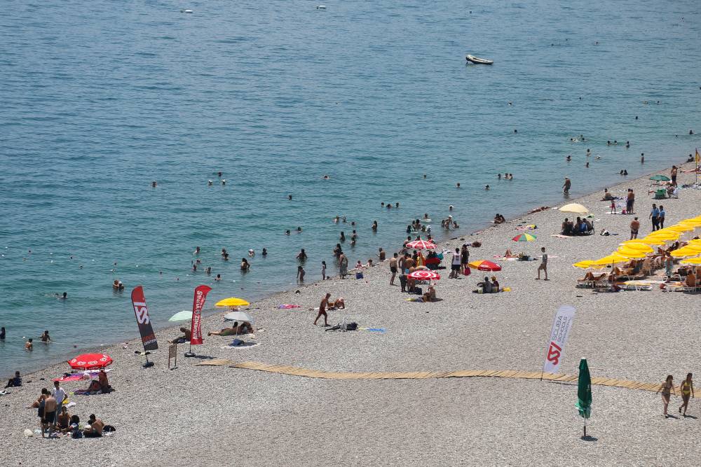 Antalya&rsquo;da hava sıcaklığı 38 derece oldu, sahillerde yoğunluk yaşandı
