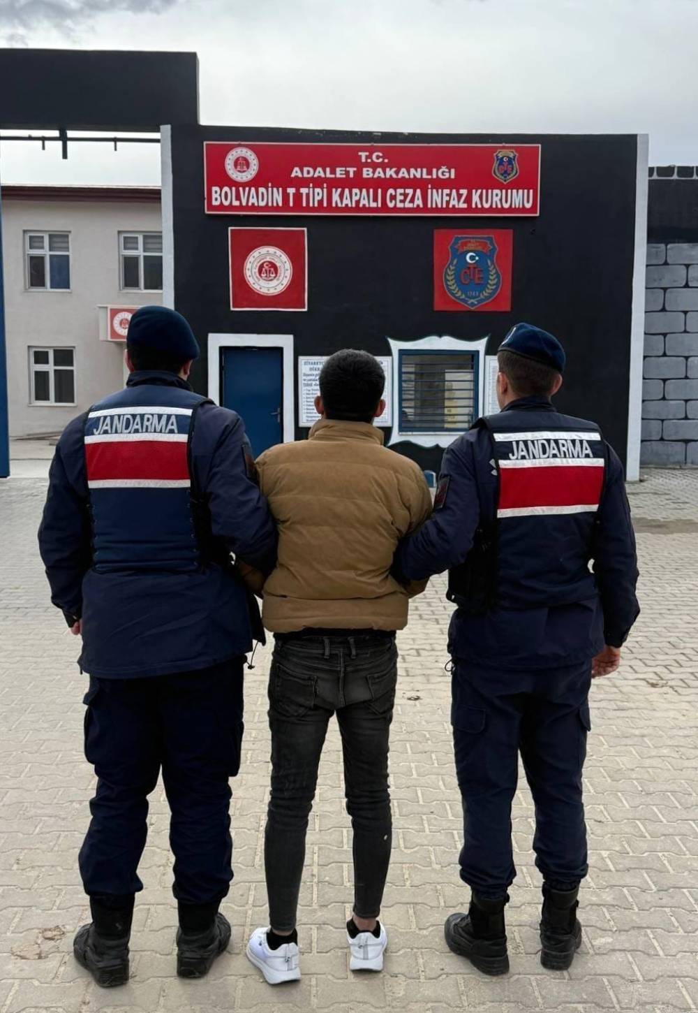 Jandarma aranan 50 kişiyi yakaladı