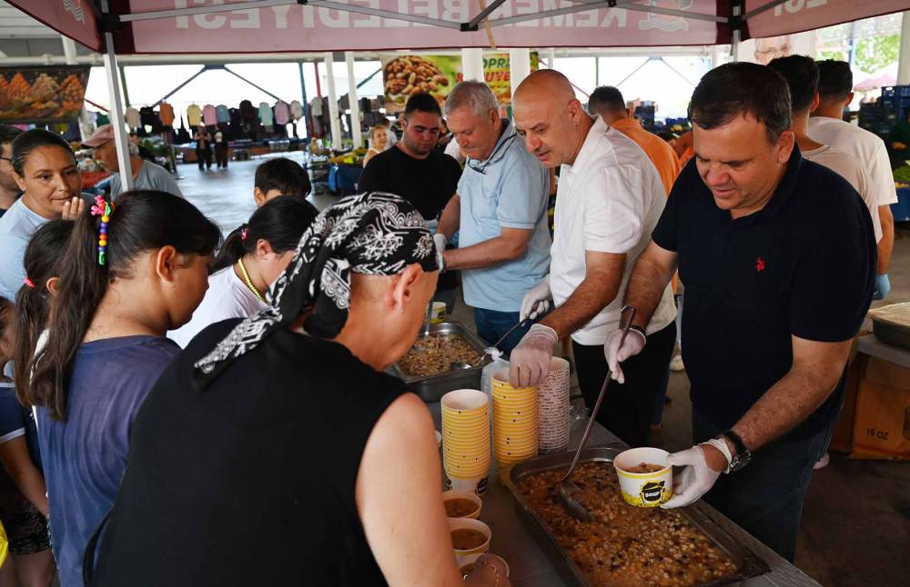 Kemer Belediyesi'nden aşure ikramı 