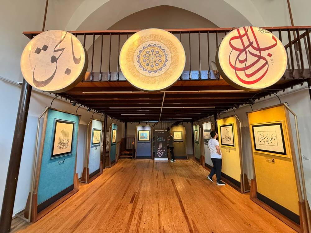 Âdil-i Mutlak Hat Eserleri Sergisi Antalya’da ziyarete açıldı