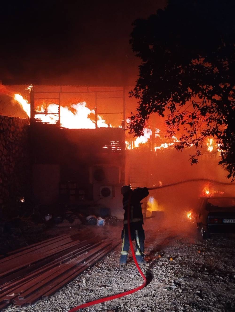 İşletmede yangın &ccedil;ıktı, alevler otomobile de sı&ccedil;radı