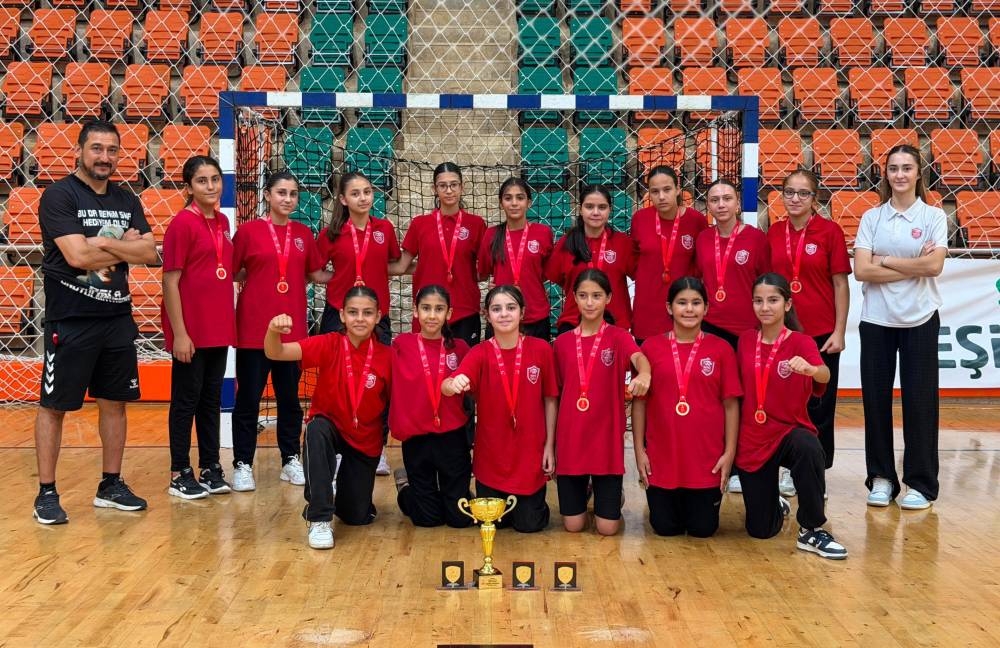 Kepez'in minik sultanları namağlup T&uuml;rkiye Şampiyonu