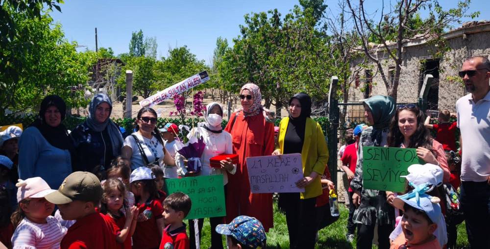 Minik &ouml;ğrencilerden &ouml;ğretmenlerine moral ziyareti