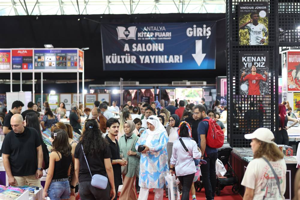 15. Antalya Kitap Fuarı'nda yazarlar okurlarıyla buluştu