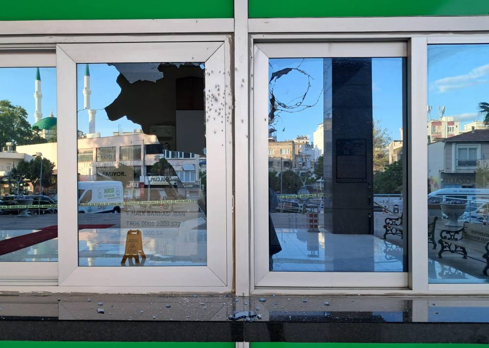 Serik Belediye binasına av t&uuml;feğiyle ateş a&ccedil;an ş&uuml;pheli g&ouml;zaltına alındı