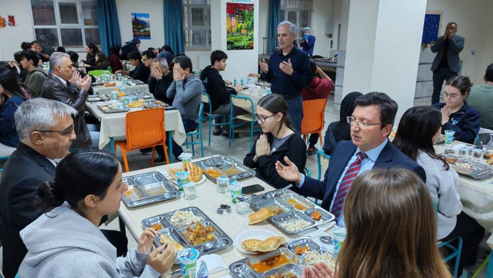Kaymakam Şahin, lise &ouml;ğrencileriyle iftarda buluştu 