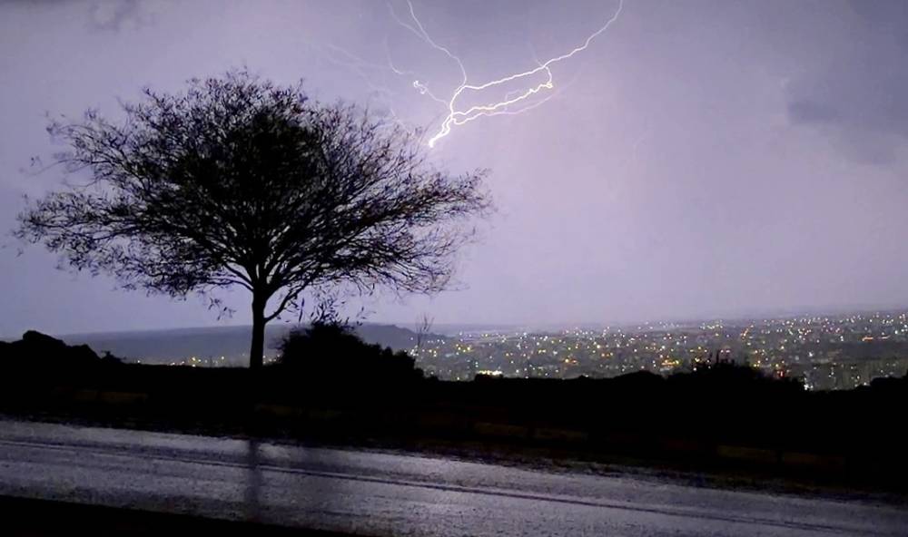 Antalya'da geceyi şimşekler aydınlattı