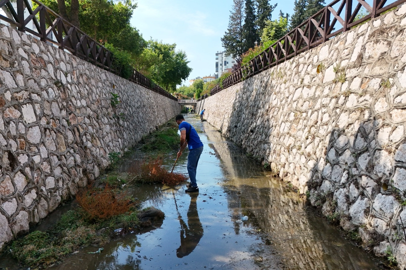 Antalya Konyaaltı&rsquo;nda kapsamlı kanal temizliği