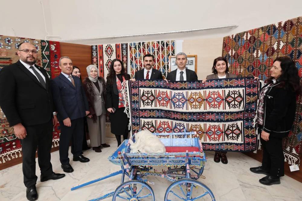 Vali Aktaş, kilim at&ouml;lyesini inceledi