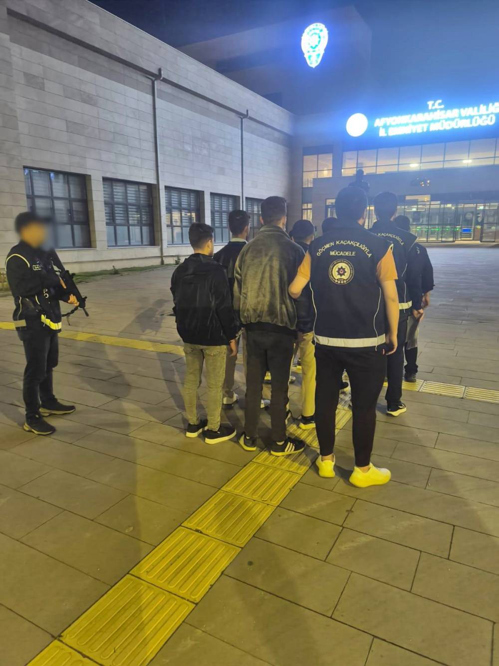 Ka&ccedil;ak g&ouml;&ccedil;men operasyonu