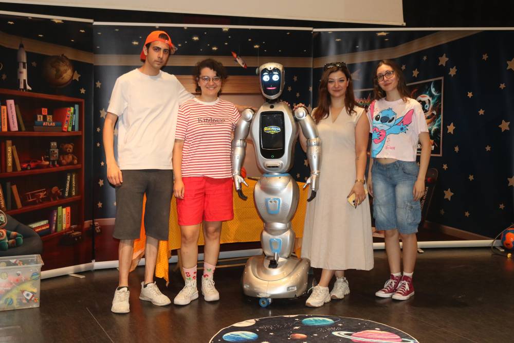  Yapay zeka destekli robot, &ccedil;ocuk tiyatrosunda sahneye &ccedil;ıktı