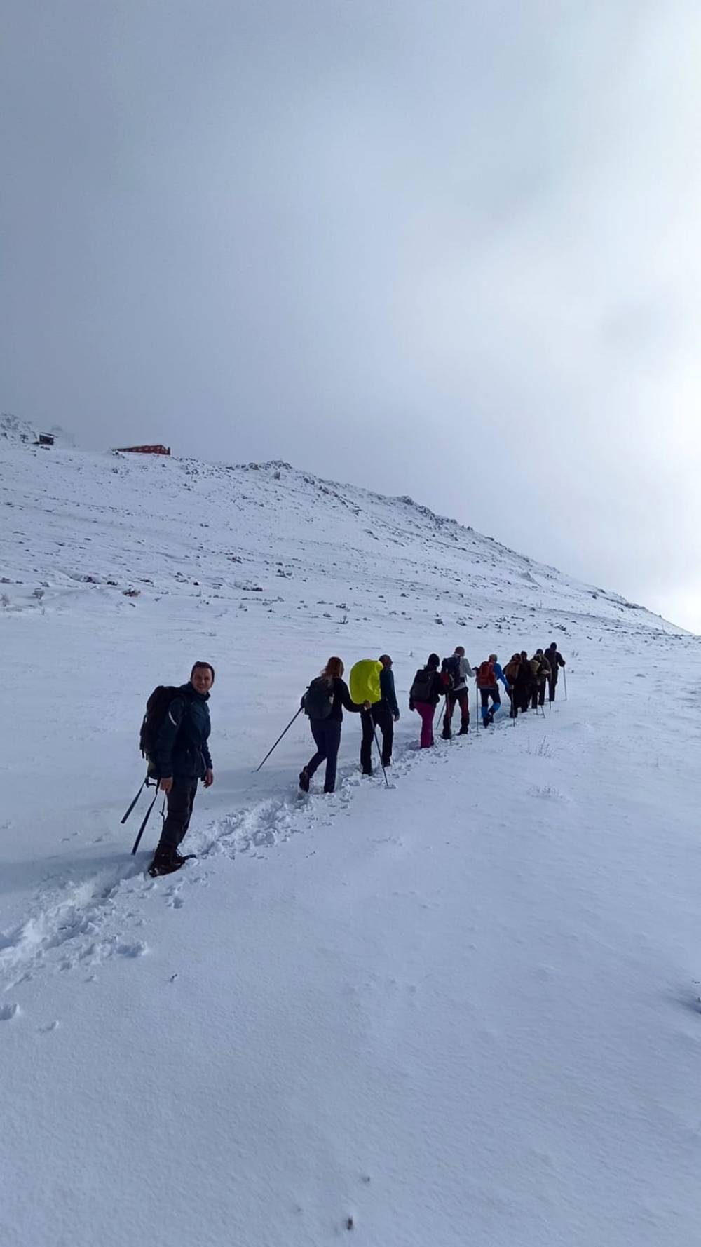 Beyaza bürünen zirvelere kar yürüyüşü