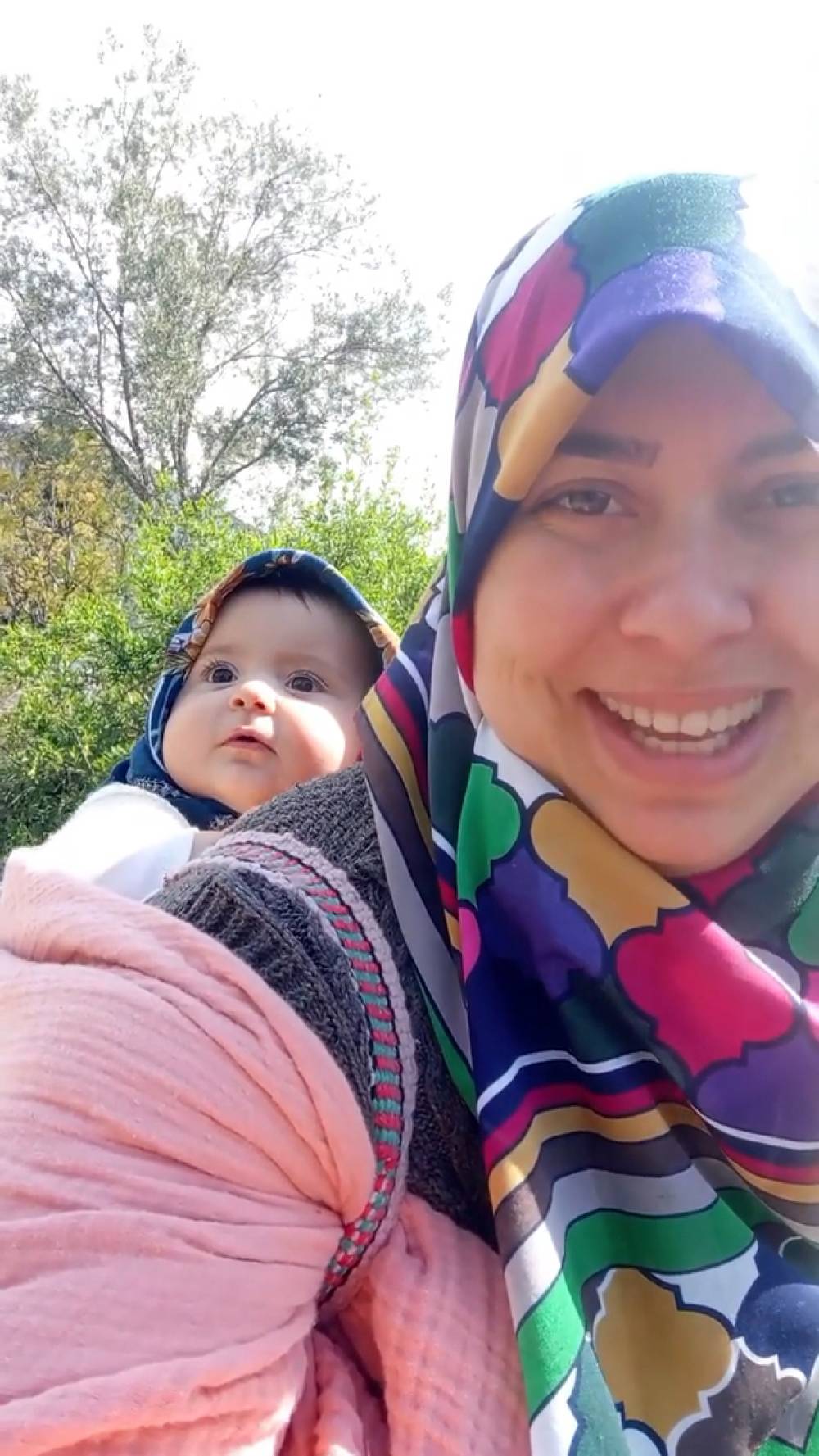 Annesi ile minik G&ouml;k&ccedil;e'nin k&ouml;y yaşamı, sanal medyada ilgi odağı oldu
