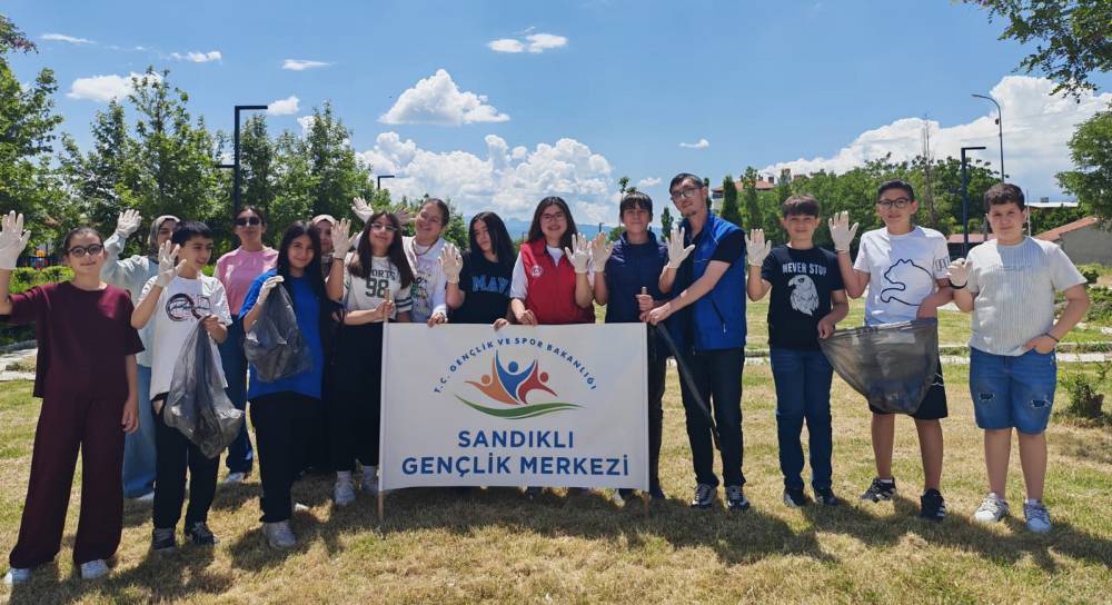 D&uuml;nya &Ccedil;evre G&uuml;n&uuml;'n&uuml; temizlik ve m&uuml;zikle kutladılar