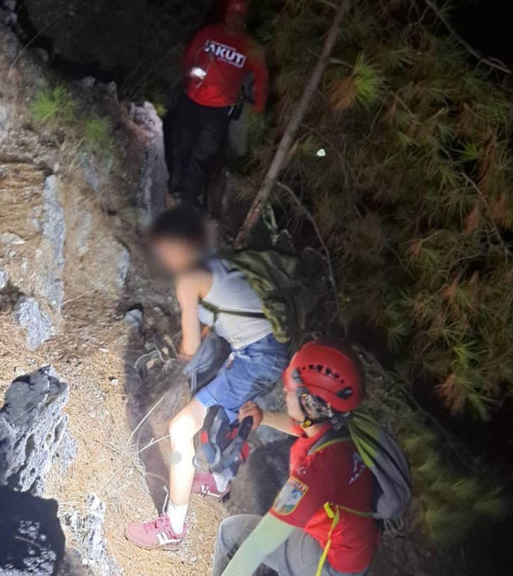 Alanya Kalesi'nde mahsur kalan 3 öğrenci kurtarıldı