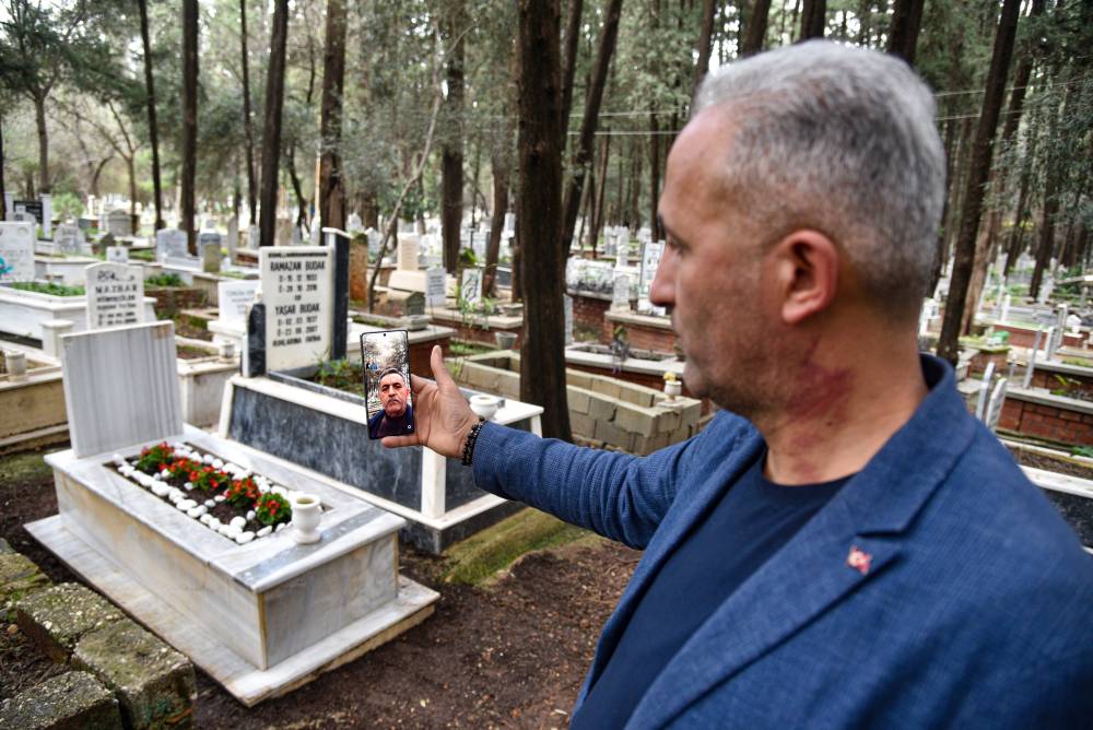 Sevgililer G&uuml;n&uuml;'nde, &ccedil;i&ccedil;ekle s&uuml;sletilen mezara dijital ziyaret