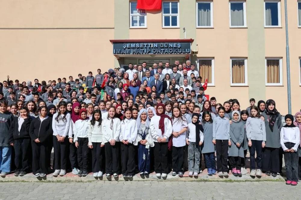 Vali Aktaş &ouml;ğrencilerle buluştu