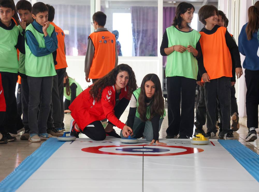 Kız çocukları floor curling ile tanıştı