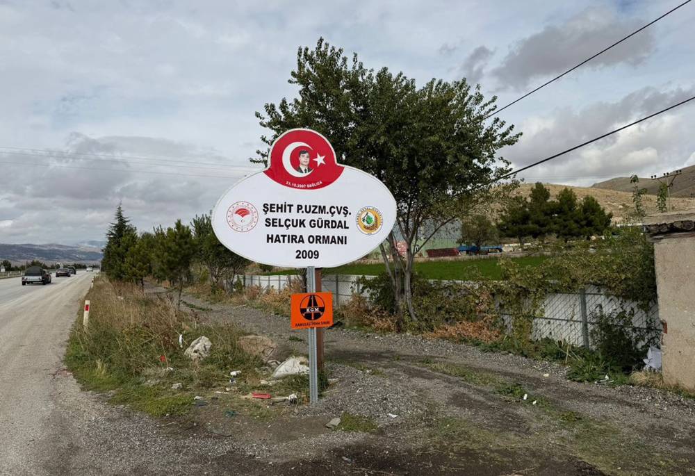 Şehidin hatıra ormanı tabelası &ouml;n&uuml;ndeki y&ouml;n levhası kaldırıldı