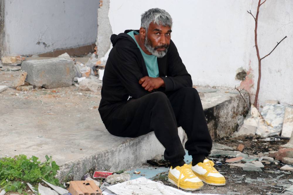 Fel&ccedil; ge&ccedil;iren kamyon şof&ouml;r&uuml;, sokakta yaşam m&uuml;cadelesi veriyor