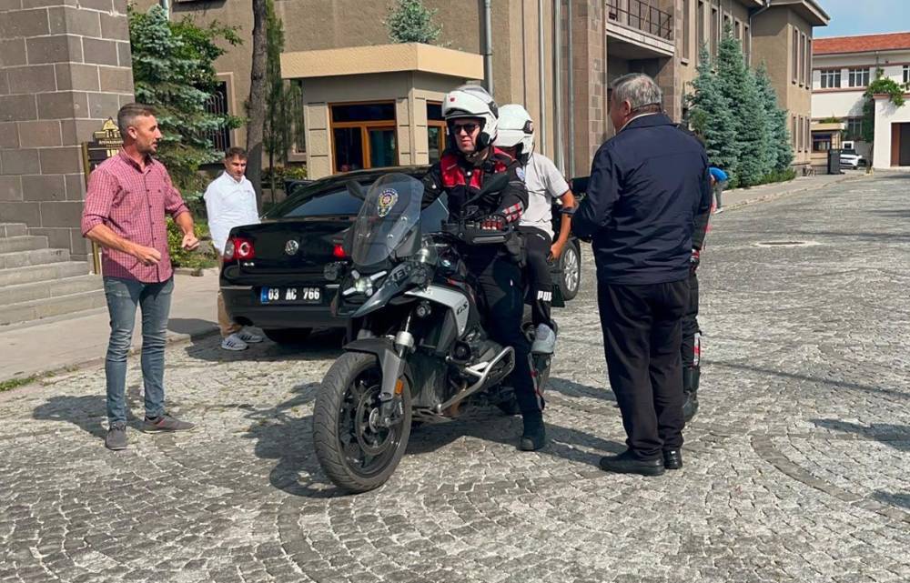 LGS'de &ouml;ğrencilerin yardımına polis yetişti
