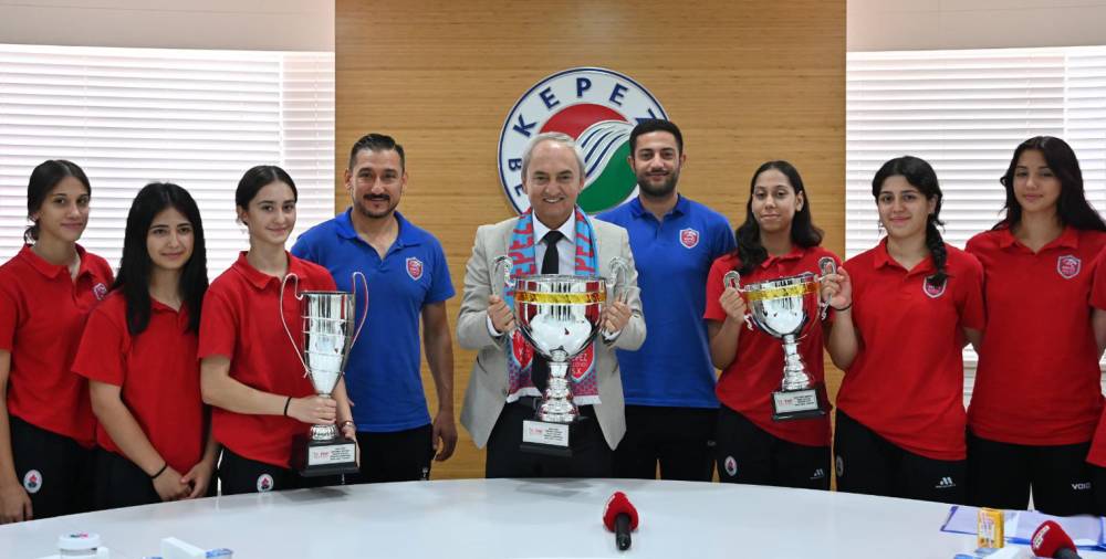  Türkiye’nin gol kraliçesi Gazel Dikme, Kepez’i gururlandırdı