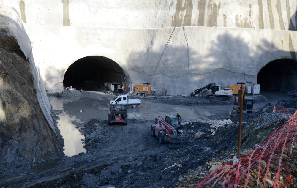 T&uuml;nel ve yol &ccedil;alışmasındaki kazada 2 iş&ccedil;i yaralandı 