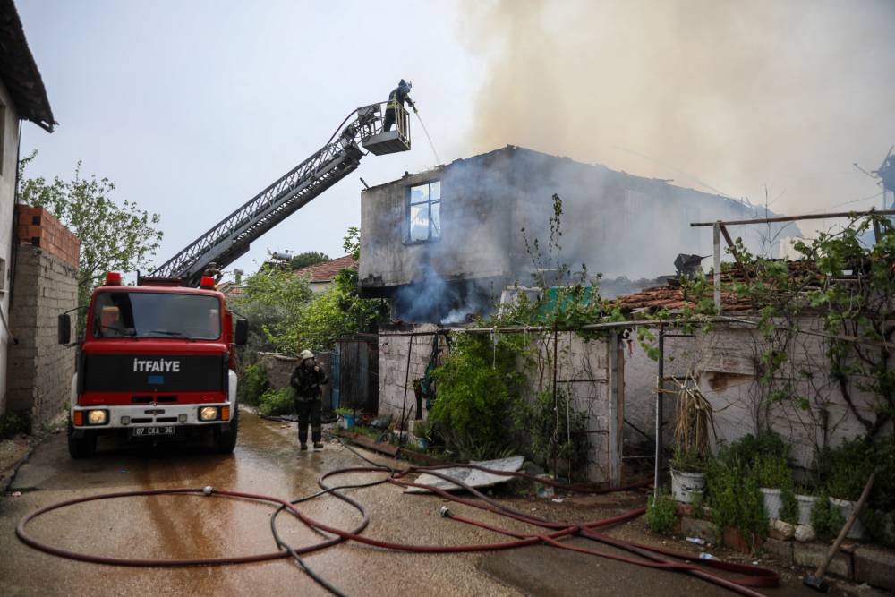 Yangın &ccedil;ıkan evdeki 2 kız kardeş, komşuları tarafından kurtarıldı