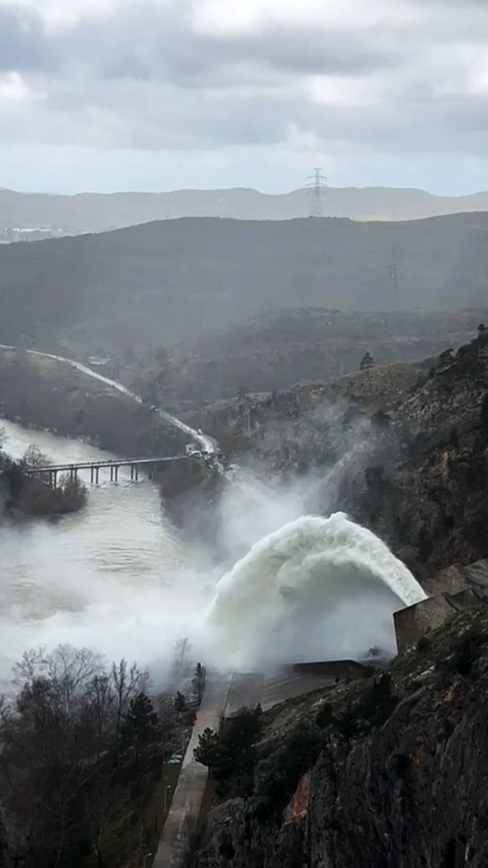 Manavgat'taki 2 barajdan kontroll&uuml; su bırakılmaya başlandı