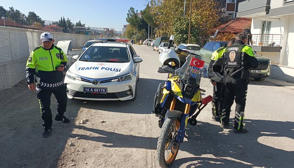 Motosikletli polise çarpıp kaçan sürücüye ceza