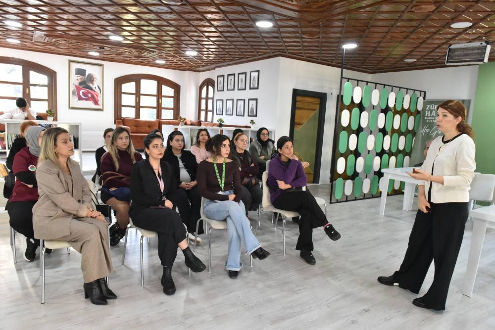 Z&uuml;beyde Hanım Kadın Eğitim ve Sosyal Tesisi'nde kadın sağlığı konuşuldu 