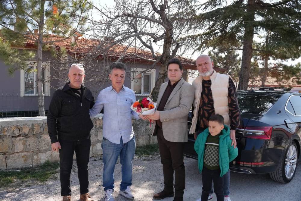 Futbolcunun saldırısıyla yaralanan antren&ouml;re ziyaret