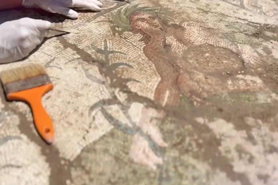 Aspendos&rsquo;ta tarihi keşif... Eurymedon Nehri mozaiği g&uuml;n y&uuml;z&uuml;ne &ccedil;ıkarıldı