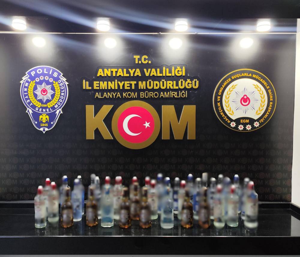 Antalya'da kaçakçılık ve rüşvet operasyonları 