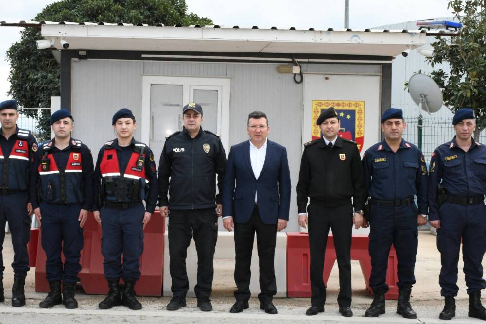 Kaymakam Şahin, g&uuml;venlik g&uuml;&ccedil;leri ve vatandaşlarla bayramlaştı 