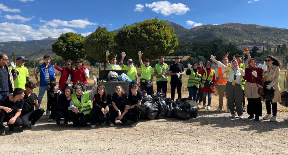 D&uuml;nya Temizlik G&uuml;n&uuml;'nde, &ccedil;evre temizliği yapıldı 