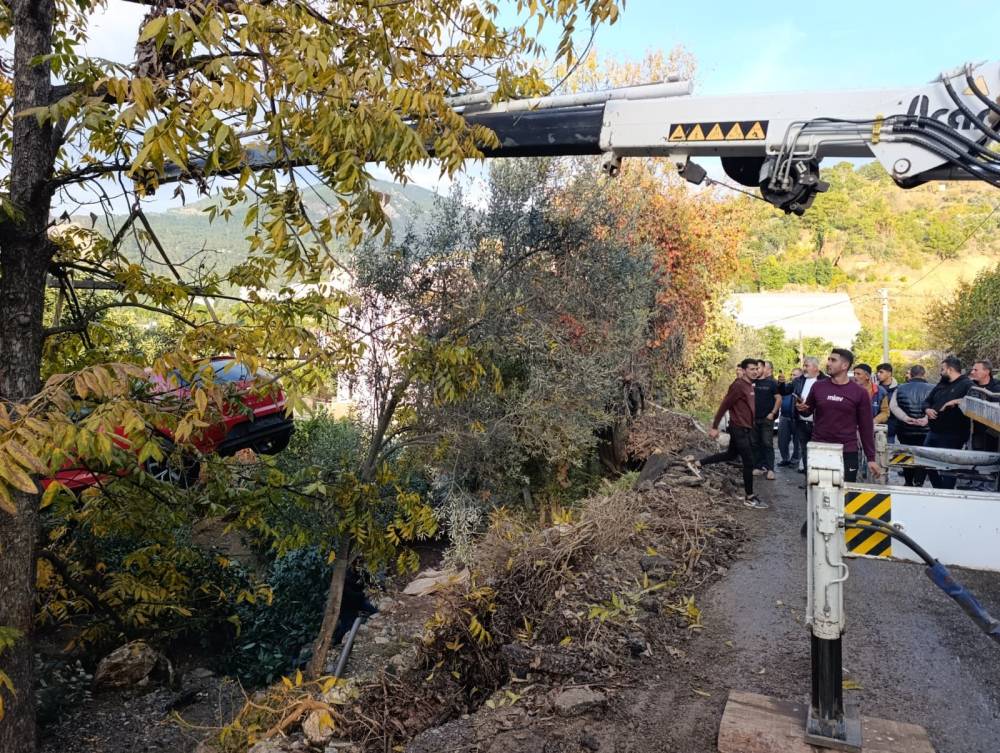 Patlayan su borusu yolda g&ouml;&ccedil;&uuml;ğe neden oldu; taşan su ise otomobili bah&ccedil;eye s&uuml;r&uuml;kledi