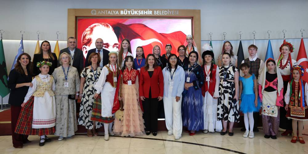 Başkan Vekili &Ouml;zdemir, d&uuml;nya &ccedil;ocuklarını ağırladı