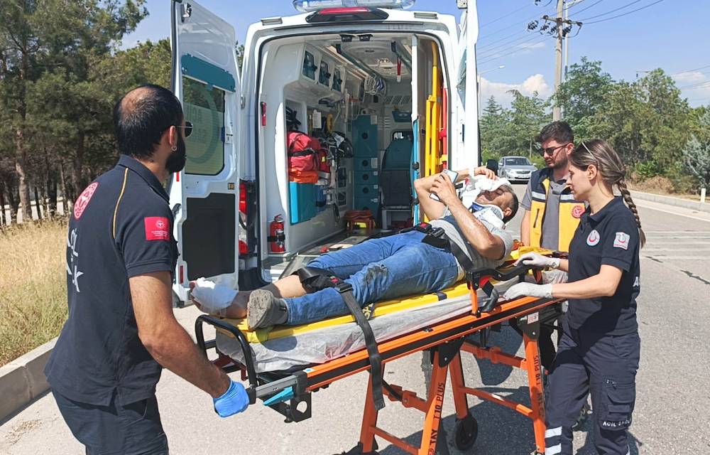 Motosiklet ile bisiklet çarpıştı; 2 yaralı