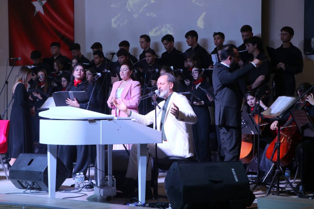 'Kim Var' sanat etkinliğinde Hacıoğulları sahne aldı