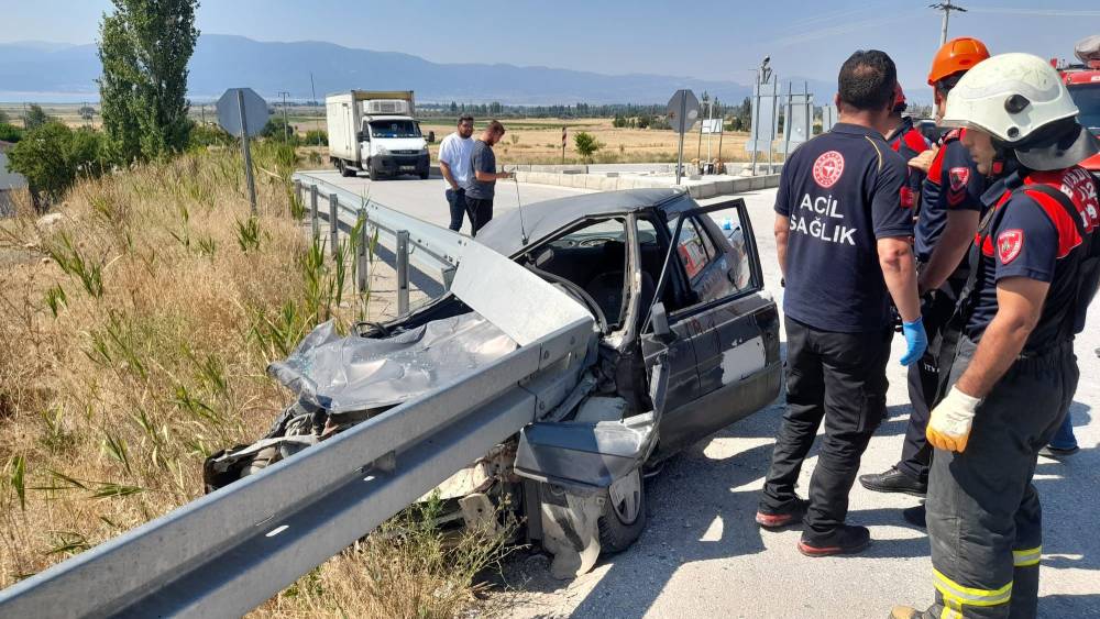 Bariyere çarpan otomobilde yaralandı