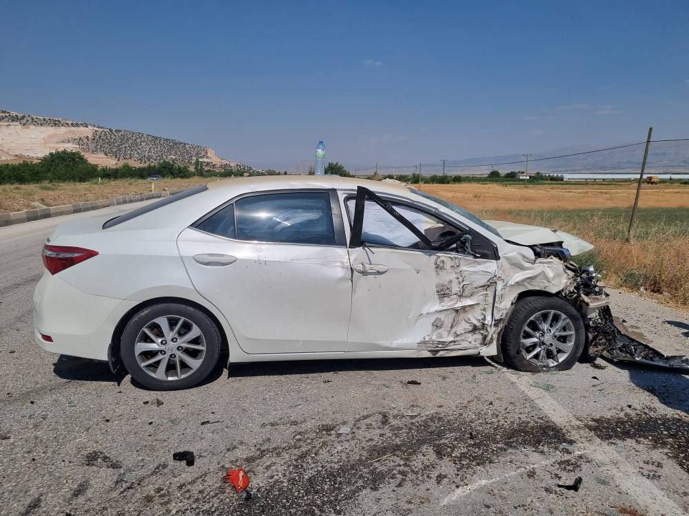 Traktörle otomobil çarpıştı: 5 yaralı