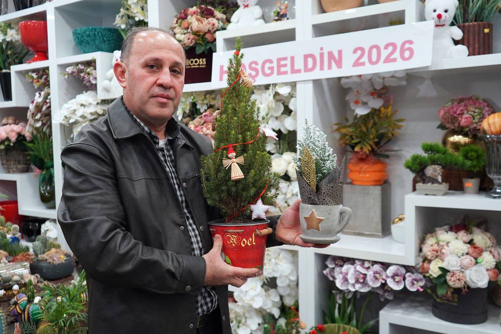 Yeni yıl sepetleri 3 bin liradan, canlı &ccedil;amlar 1200 liradan alıcı buluyor