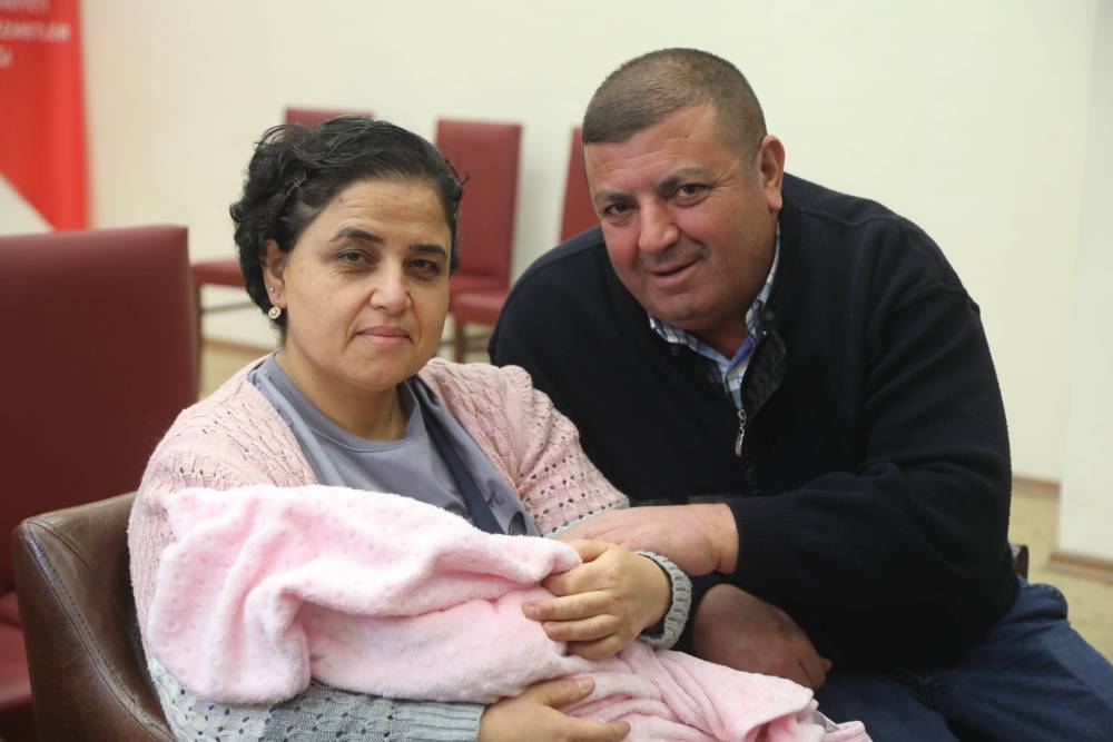 7 yıl &ouml;nce evlat edinen &ccedil;ift, bu kez 3 aylık Emine bebeğe koruyucu aile oldu