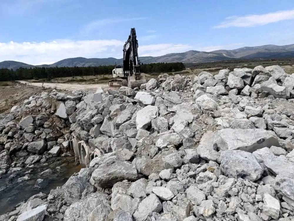 Yağış nedeniyle bozulan yol tamir edildi