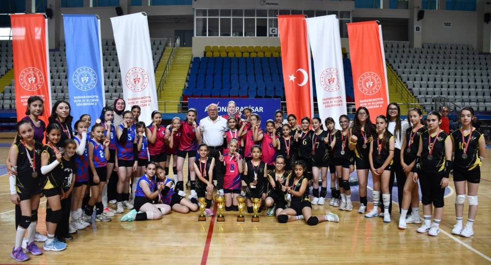 Mini Kızlar Voleybol M&uuml;sabakaları sona erdi