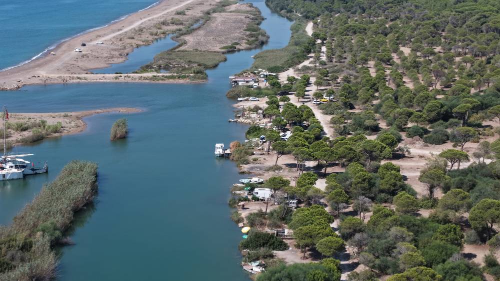 'Sahilkondu' ve barakalara yıkım s&uuml;reci; lağımları nehri ve denizi kirletiyor