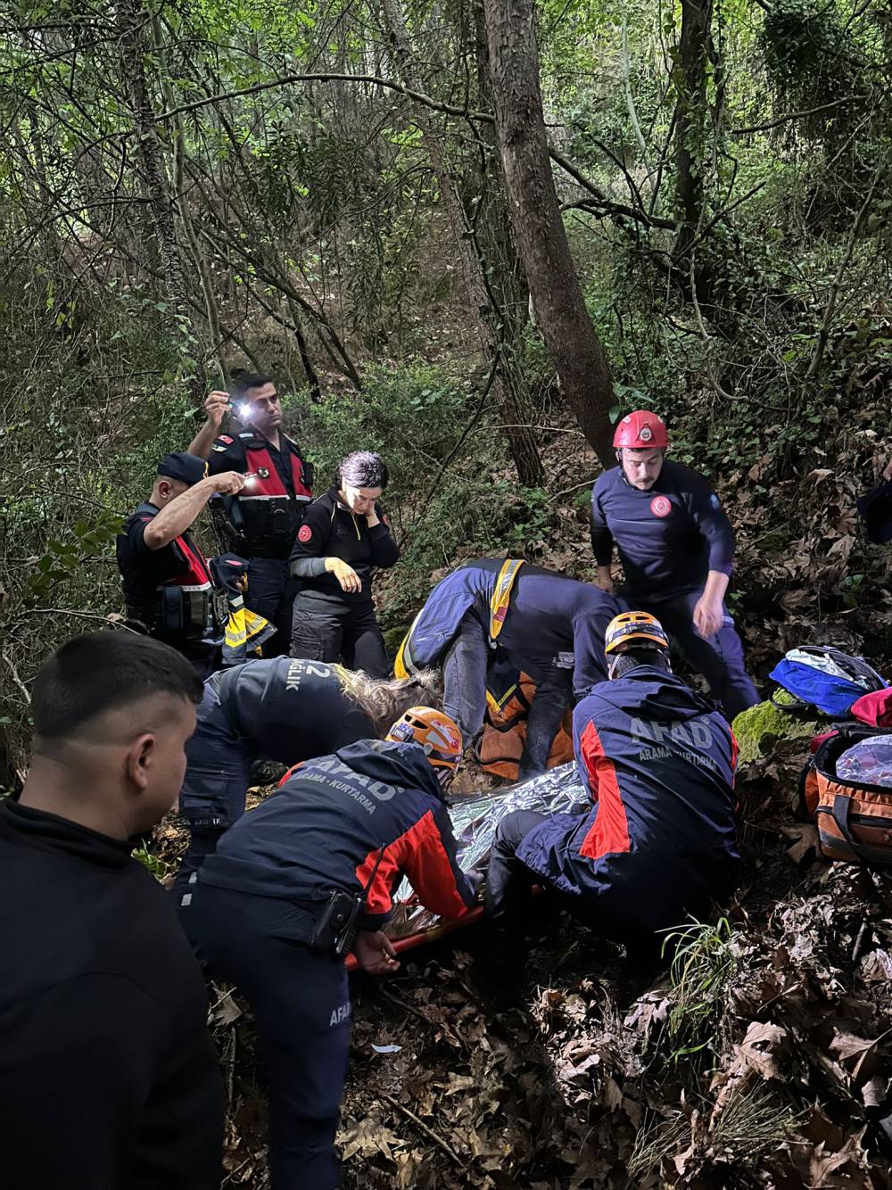 U&ccedil;urumdan d&uuml;şen kazazedeyi ekipler kurtardı