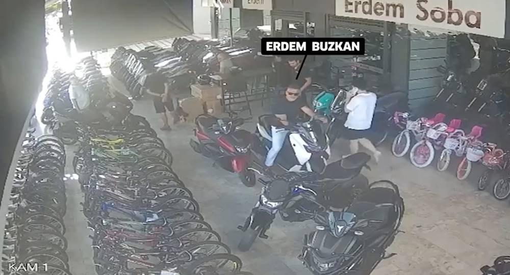 Manavgat&rsquo;ta eski başkanın tutuklandığı soruşturmada paraların motosikletle taşındığı g&ouml;r&uuml;nt&uuml;ler ortaya &ccedil;ıktı